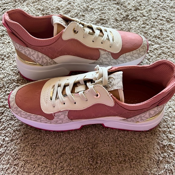 BRAND NEW NEVER WORN SUPER CUTE MICHAEL KORS SNEAKERS - Picture 4 of 6